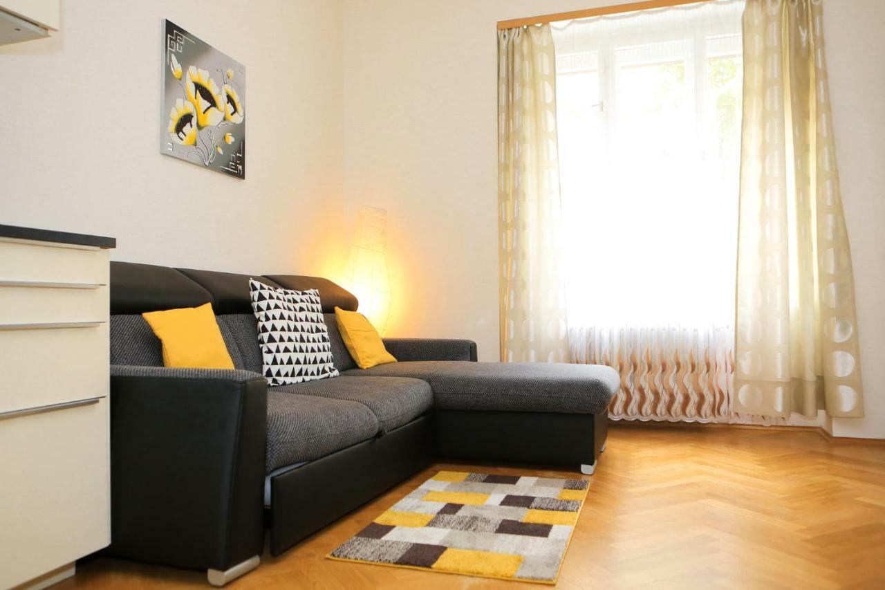 Yellow Apartment Few Steps From Metro Prague Ngoại thất bức ảnh