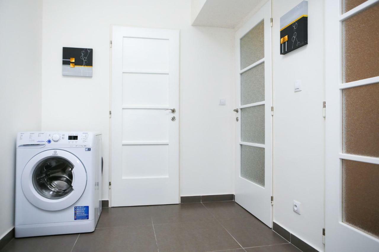 Yellow Apartment Few Steps From Metro Prague Ngoại thất bức ảnh