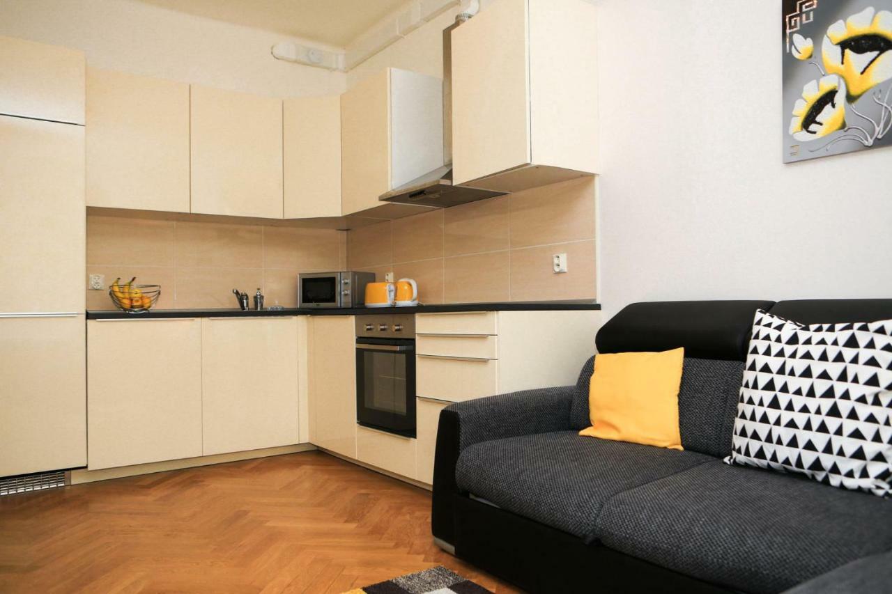 Yellow Apartment Few Steps From Metro Prague Ngoại thất bức ảnh