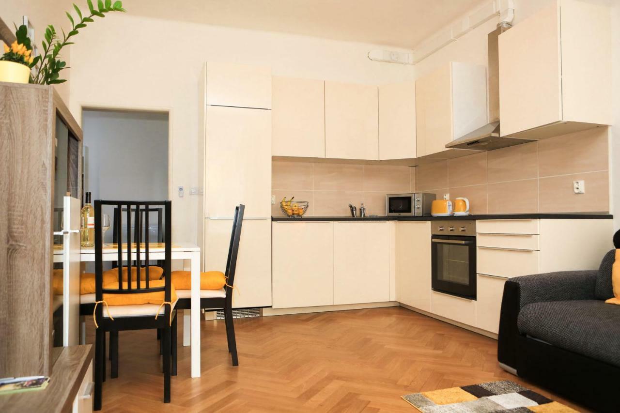 Yellow Apartment Few Steps From Metro Prague Ngoại thất bức ảnh