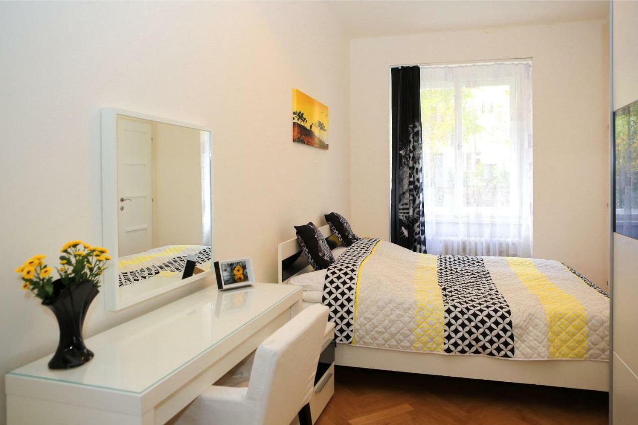 Yellow Apartment Few Steps From Metro Prague Ngoại thất bức ảnh